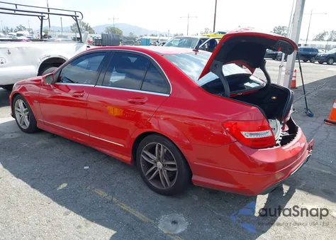 2012 Mercedes-Benz C 250 Sport z USA, uszkodzony, nr VIN WDDGF4HB5CR232707